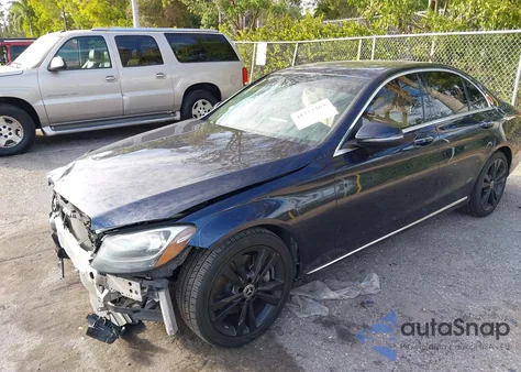 2018 Mercedes-Benz C 300 z USA, uszkodzony, nr VIN 55SWF4JB0JU274929